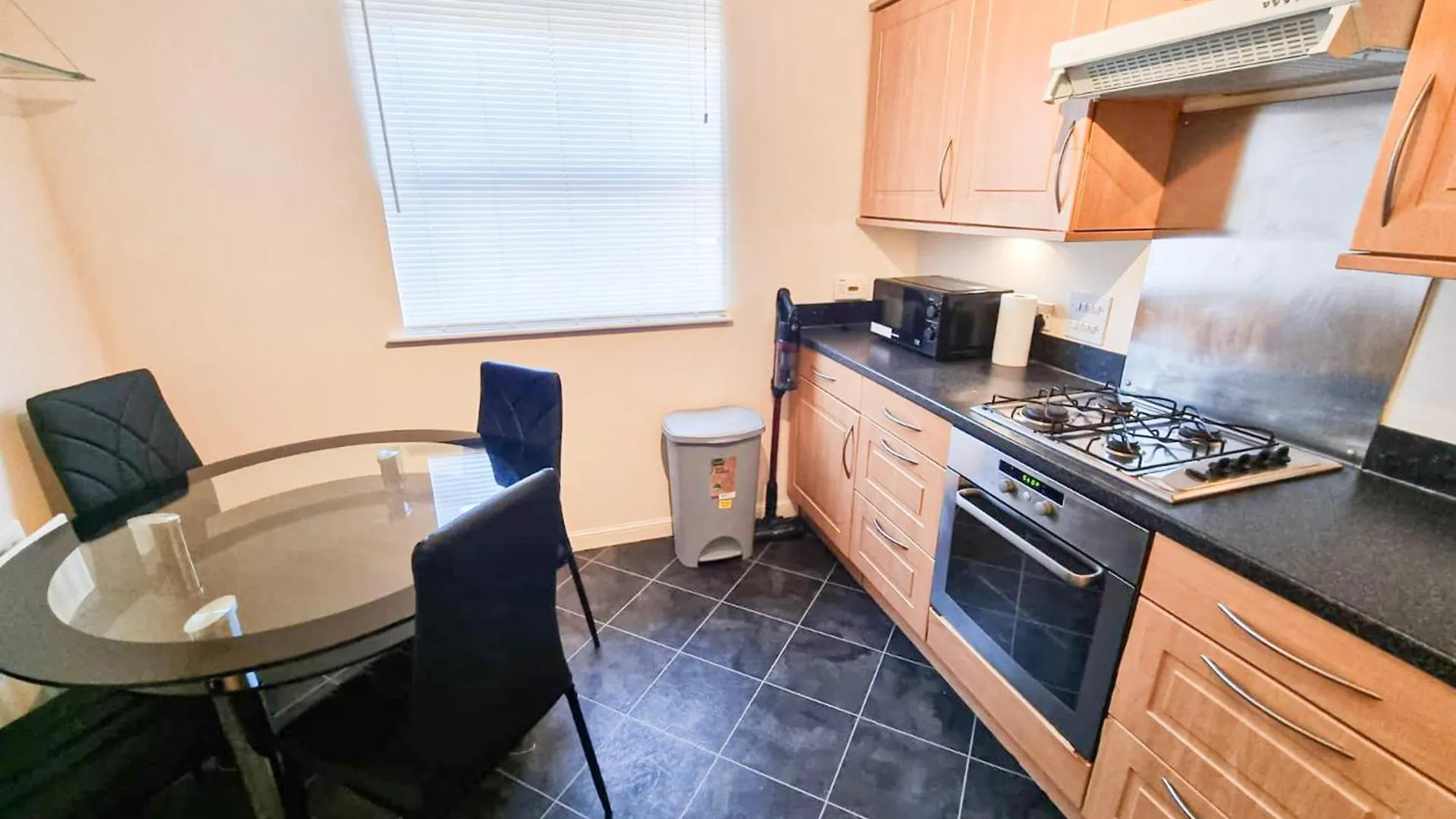 South College 2 Bedroom Apartment - Aberdeen - Free Parking