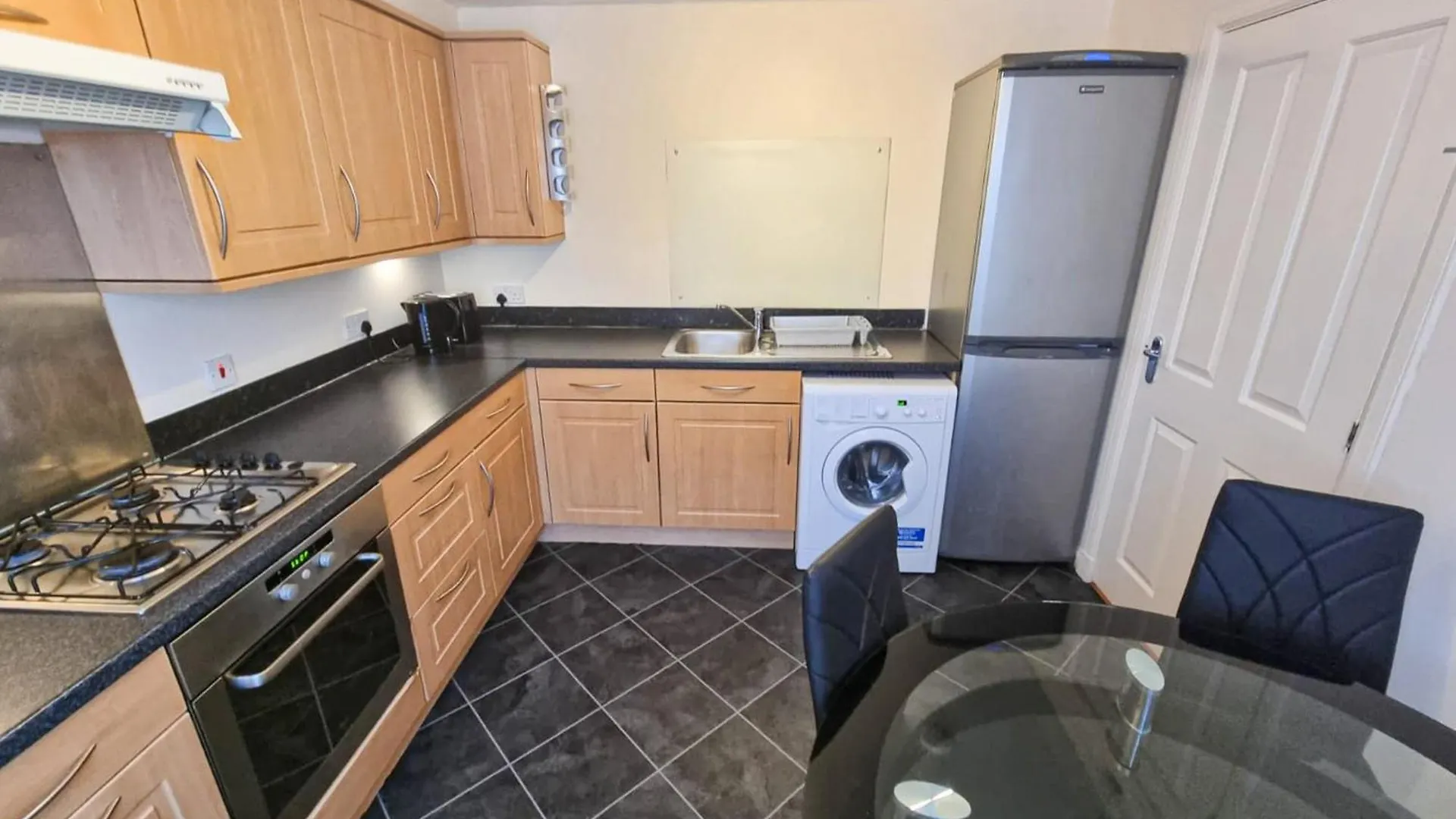 South College 2 Bedroom Apartment - Aberdeen - Free Parking