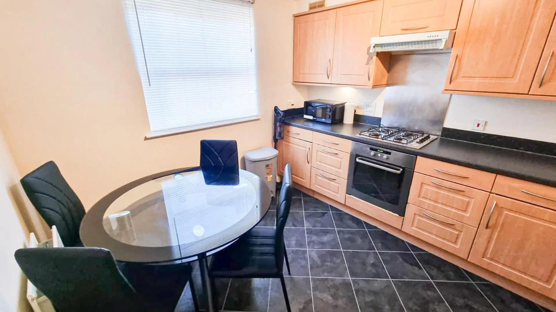 South College 2 Bedroom Apartment - Aberdeen - Free Parking